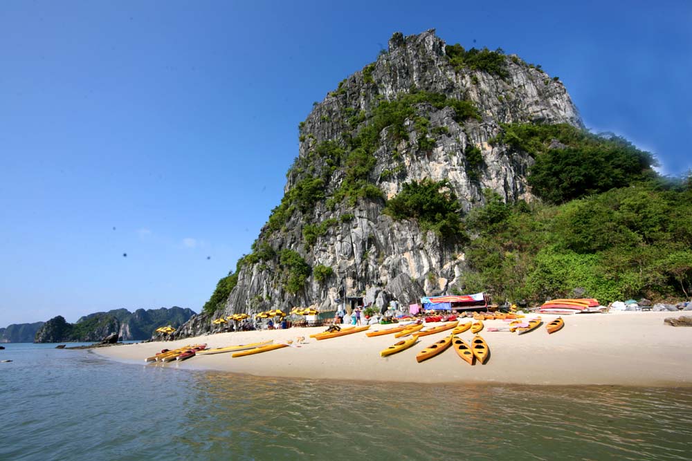 hang co beach in halong bay